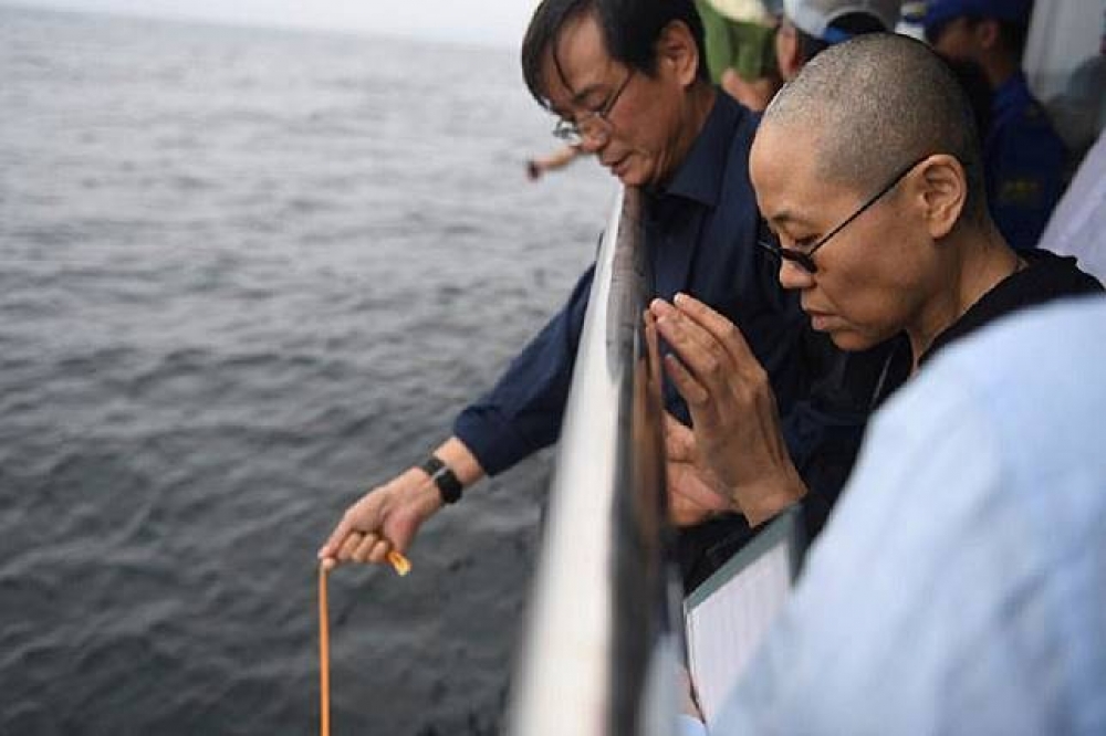 劉霞7月參與丈夫劉曉波的海葬儀式。（湯森路透）