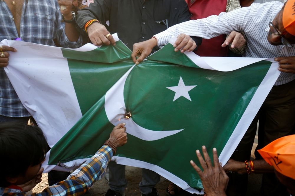 印度新德里人民16日焚燒巴基斯坦國旗。（湯森路透）
