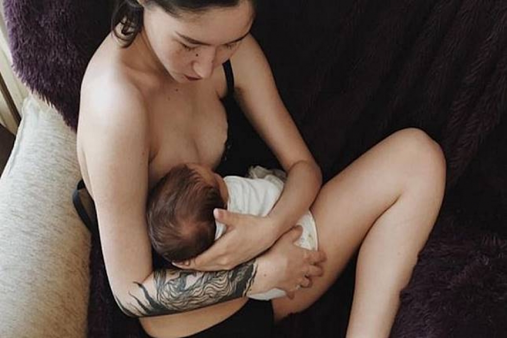吉爾吉斯總統的小女兒沙基耶娃因將哺乳照放上社群媒體，引起爭議。（翻攝自推特）