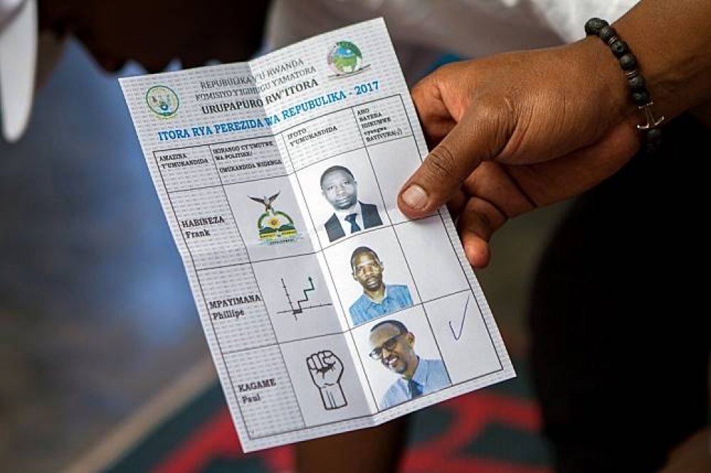 盧安達首都吉佳利計票人員計票中。（湯森路透）