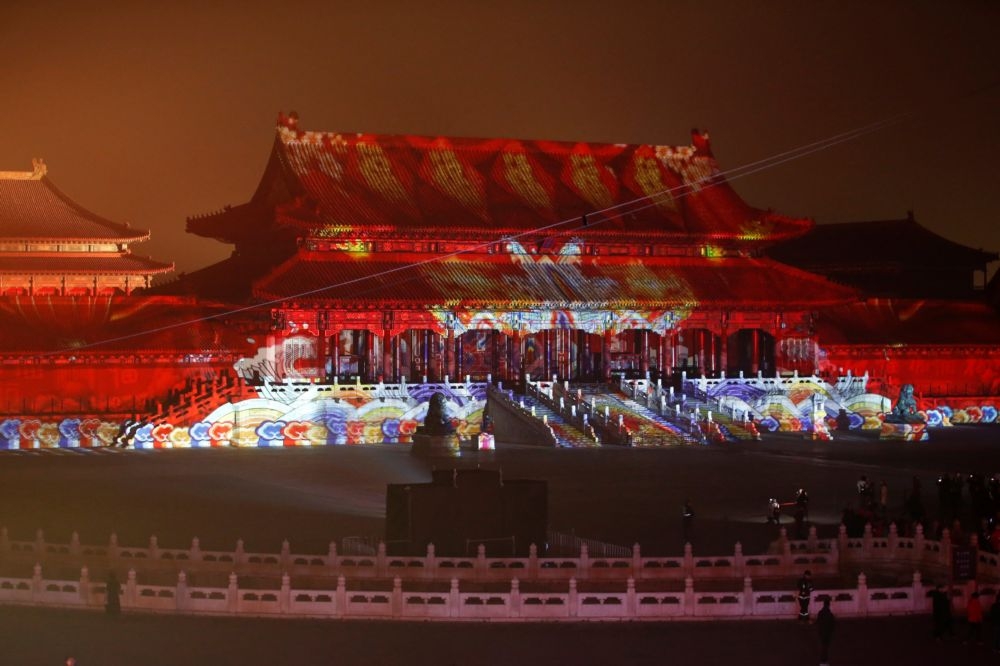 中國北京故宮94年來首次開放夜間入場。（湯森路透）