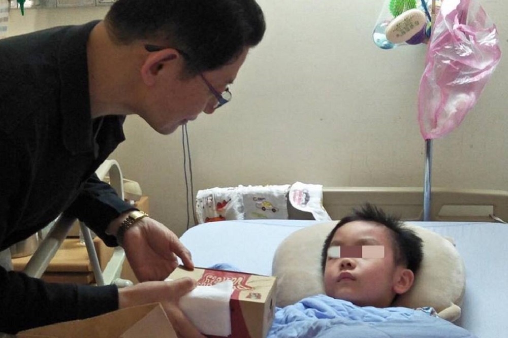 羅紹和在臉書發出好消息，普悠瑪翻車事故的7歲謝姓男童，歷經4個月的治療、復健，逐漸甦醒。（圖片取自羅紹和臉書）
