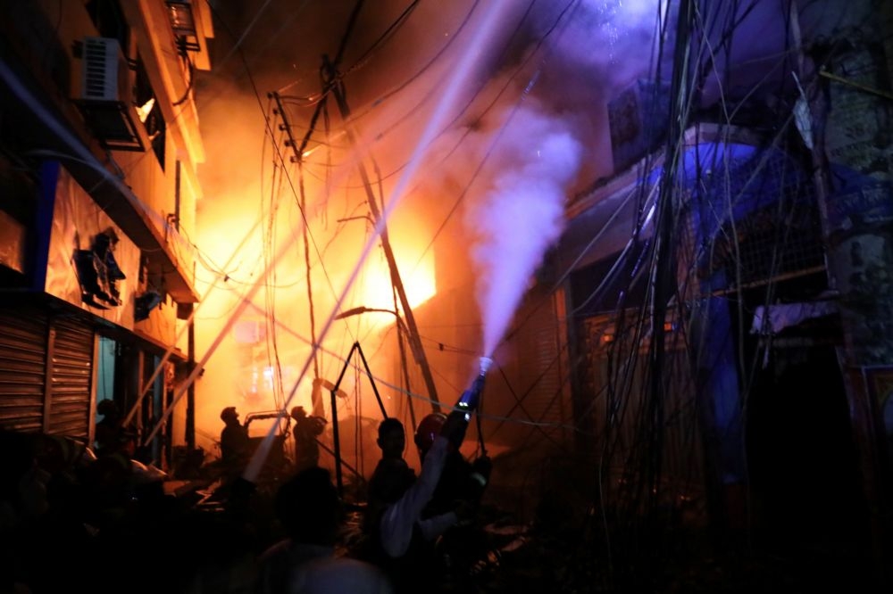 孟加拉首都達卡20日晚間發生大火，已知69人罹難。（湯森路透）