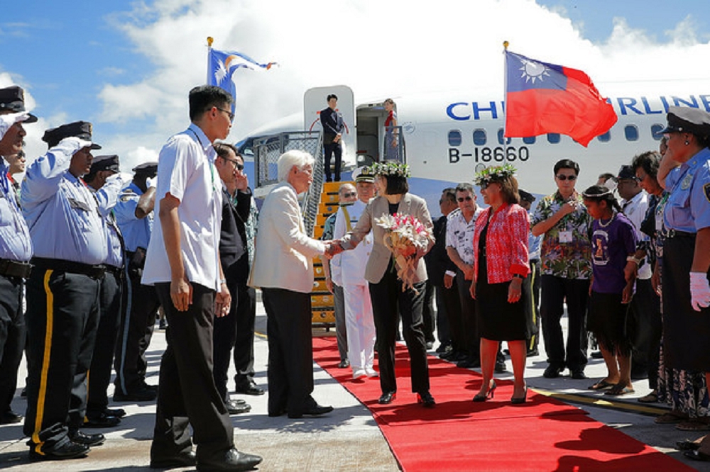 圖為2017年10月30日蔡英文訪馬紹爾群島，馬紹爾總統海妮親至機場迎接。（總統府提供）