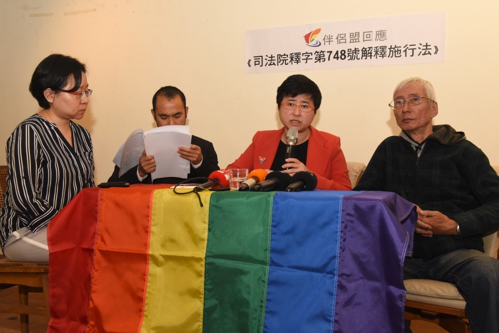 政院版同婚草案21日送入立法院審議，針對草案，婚姻平權大平台以及台灣伴侶權益推動聯盟均表示肯定，但也指出仍有些規範不清楚。（攝影：鄭宇騏）
