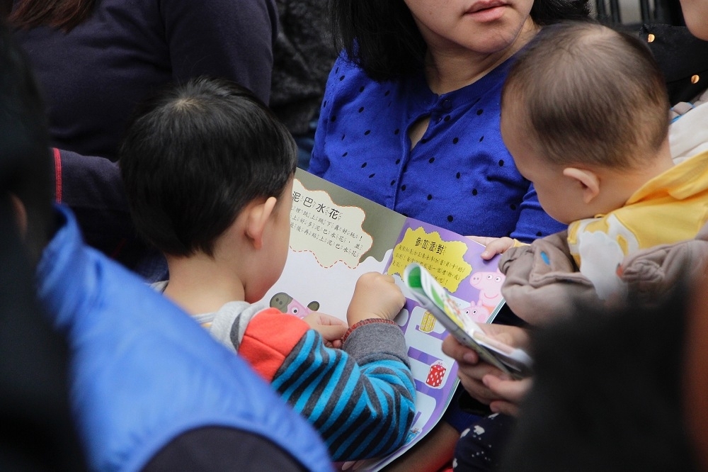 勞動部21日宣布放寬，未來只要父母同時育有兩名未滿3歲子女，父母可申請育嬰津貼。（攝影：李隆揆）