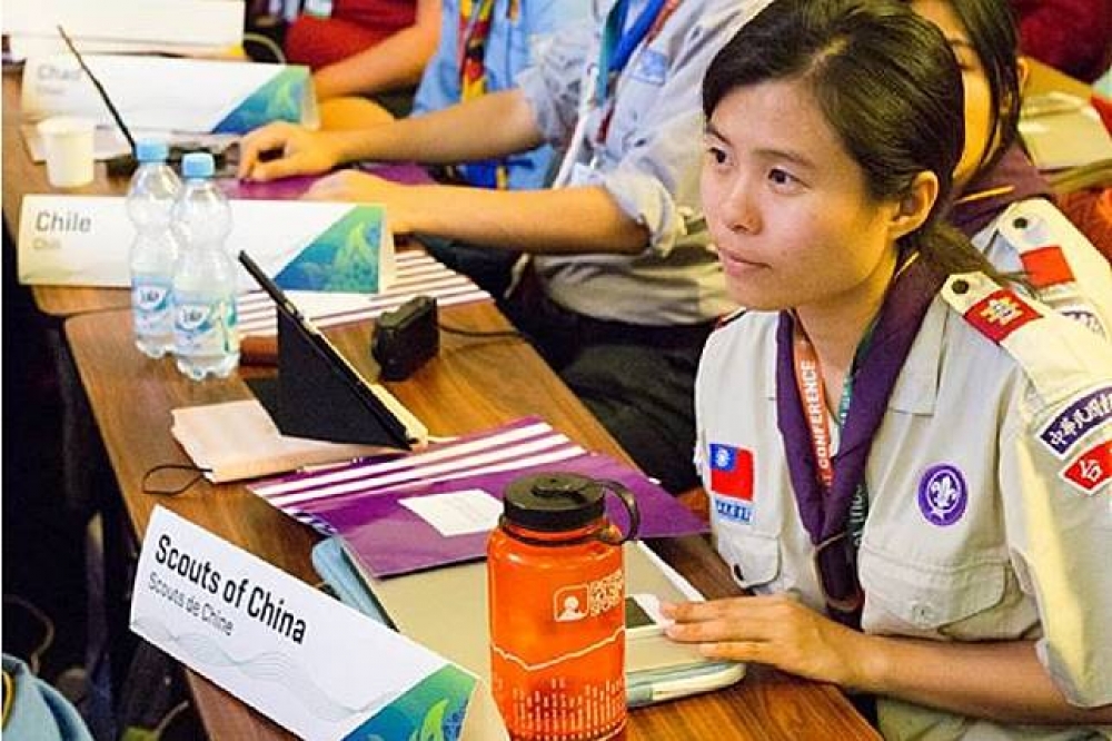 世界童軍會議於8月11發布台灣童軍代表出席照片，牌子上清楚寫著「Scouts of China」。（取自World Scout Conference & World Scout Youth Forum 2017 - Azerbaijan臉書）