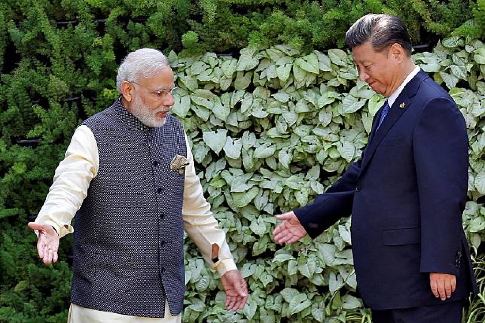印度總理莫迪（左）與中國領導人習近平（右）2016年於金磚峰會上。（湯森路透）