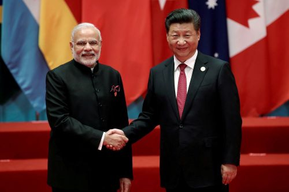 印度總理莫迪（左）與中國領導人習近平（右）2016年於G20峰會上。（湯森路透）