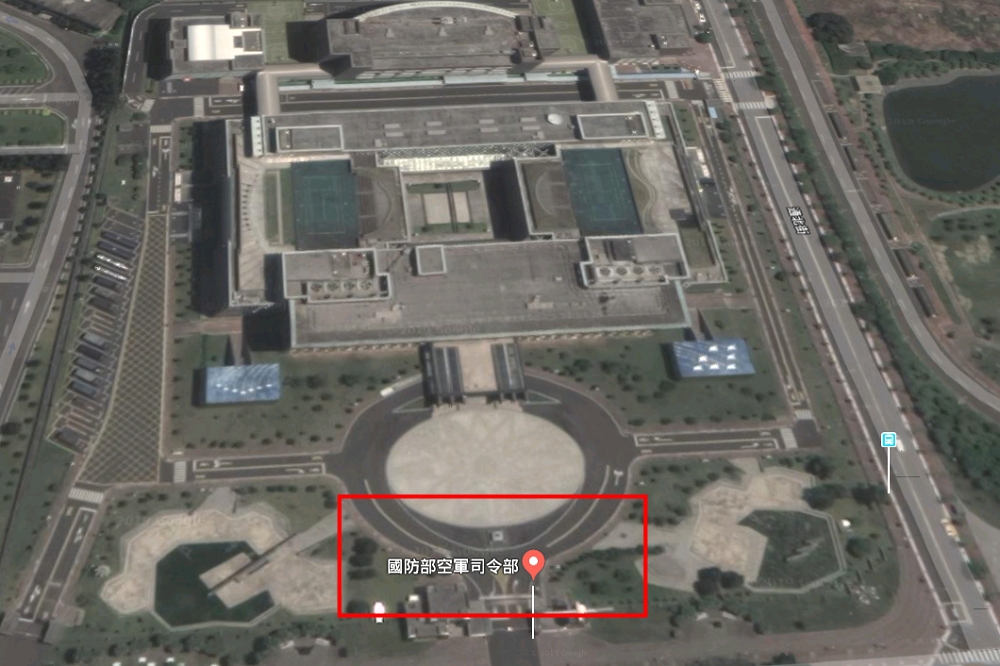 Google地圖日前推出3D功能，讓台灣部署在北部地區的軍事機敏區曝光，國防部接獲消息後火速與Google進行協調，22日成功下架該功能。（圖片取自Google地圖）