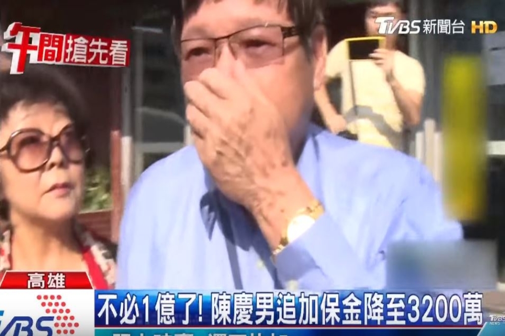 涉入海軍獵雷艦詐貸案的慶富集團董座陳慶男，25日上午裁定停押後，隨即因基隆海生館案遭高雄地檢署「無縫」帶回偵訊。（取自TVBS新聞台）