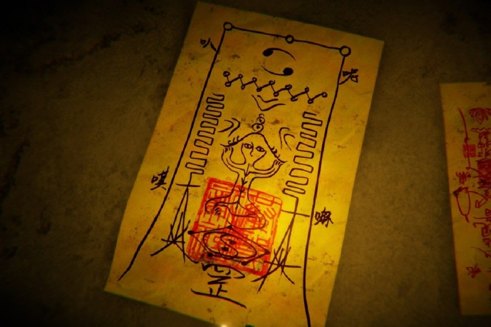 遊戲中有符咒上顯示著「呢嘛叭唭」，原版印章篆體還寫著「習近平小熊維尼」。（圖片取自遊戲畫面）