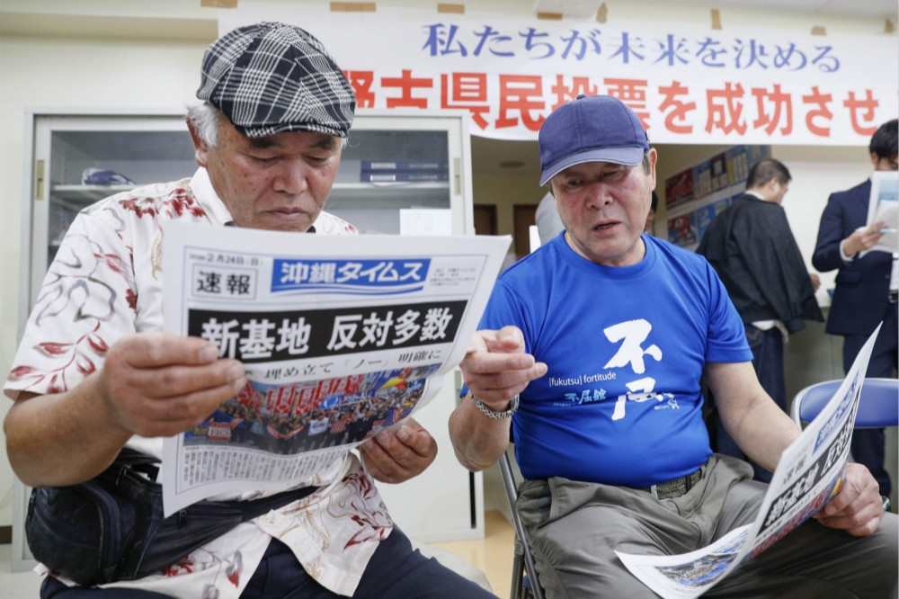 沖繩24日舉行公投，7成比例反對政府將美軍基地遷往边野古地區。（湯森路透）
