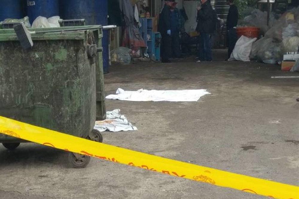 26日在新北市新店區，有民眾於廚餘回收桶內發現塑膠袋包住的嬰屍。（翻攝畫面）