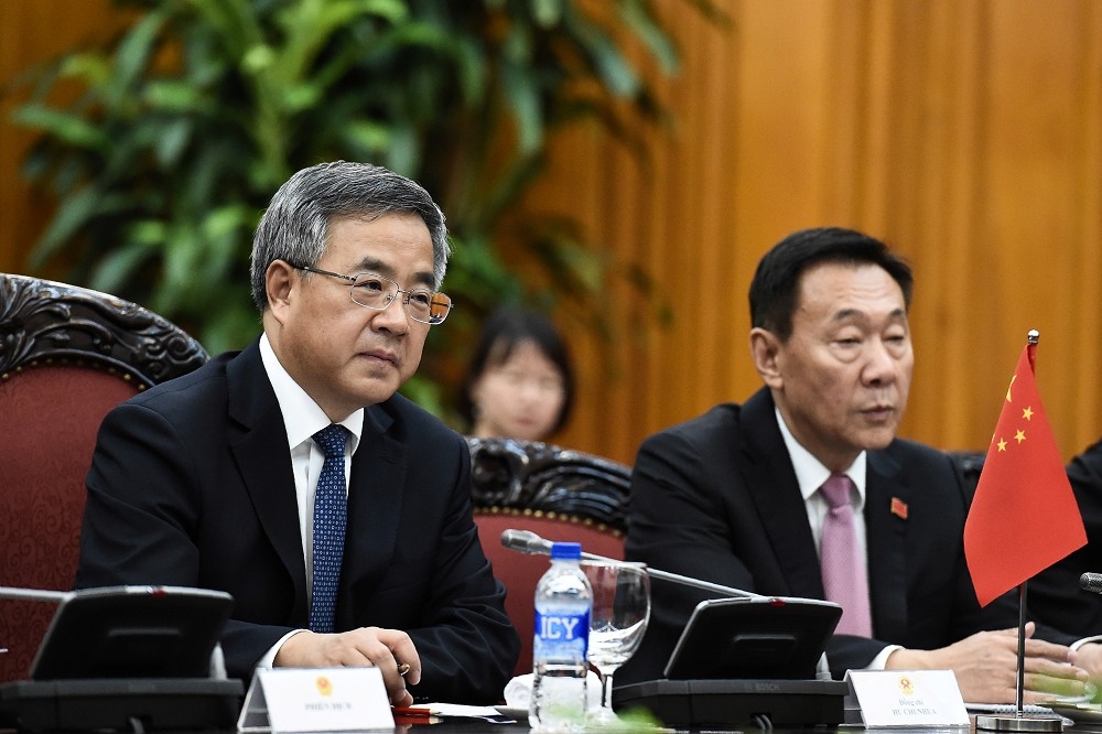 中國副總理胡春華（左）26日首次承認中國的非洲豬瘟疫情嚴重。（湯森路透）