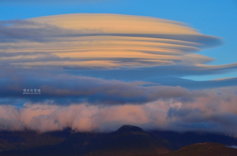 從小笠原山眺望飛碟雲主體，下方為雲層覆蓋的玉山主峰。（翻攝自漫步在雲端的阿里山臉書）