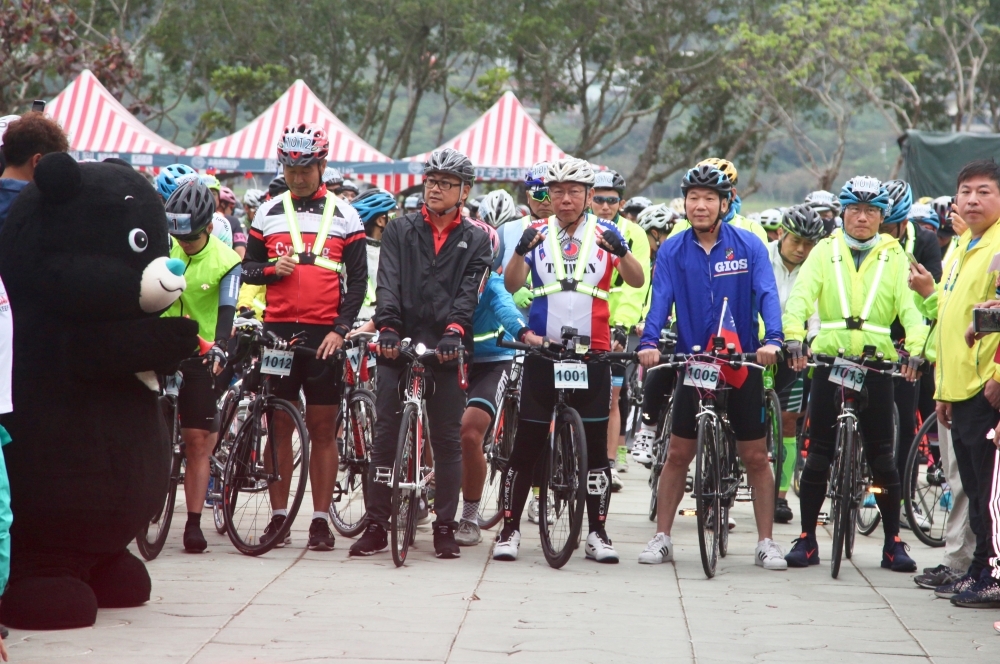 柯文哲28日上午騎自行車出發挑戰北高「一日雙城」，由於下午要返回台北參加228中樞紀念大會，因此只騎頭尾兩段。(攝影：張哲偉)