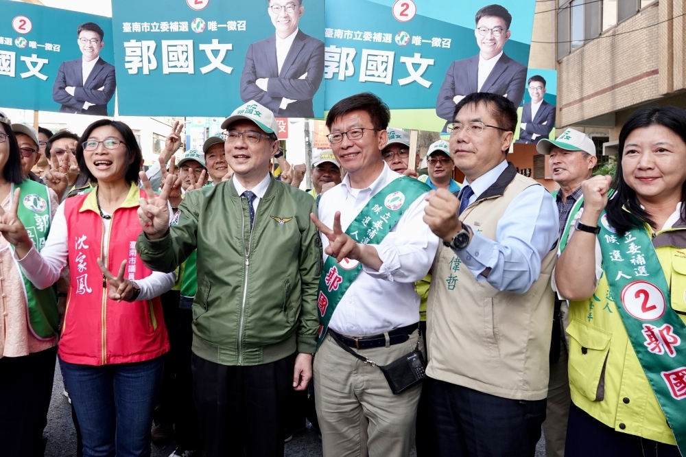 台南立委補選戰況激烈，民進黨主席卓榮泰27日南下陪同民進黨立委候選人郭國文掃街，卓榮泰為守住民進黨在台南的「綠地」，更親自出馬幫郭國文拔樁固票。（攝影：陳沛妤）