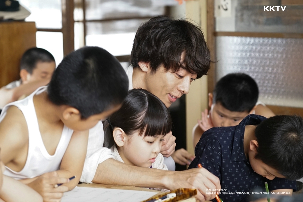 高橋一生在《新月》裡飾演補教名師大島吾郎（KKTV提供）