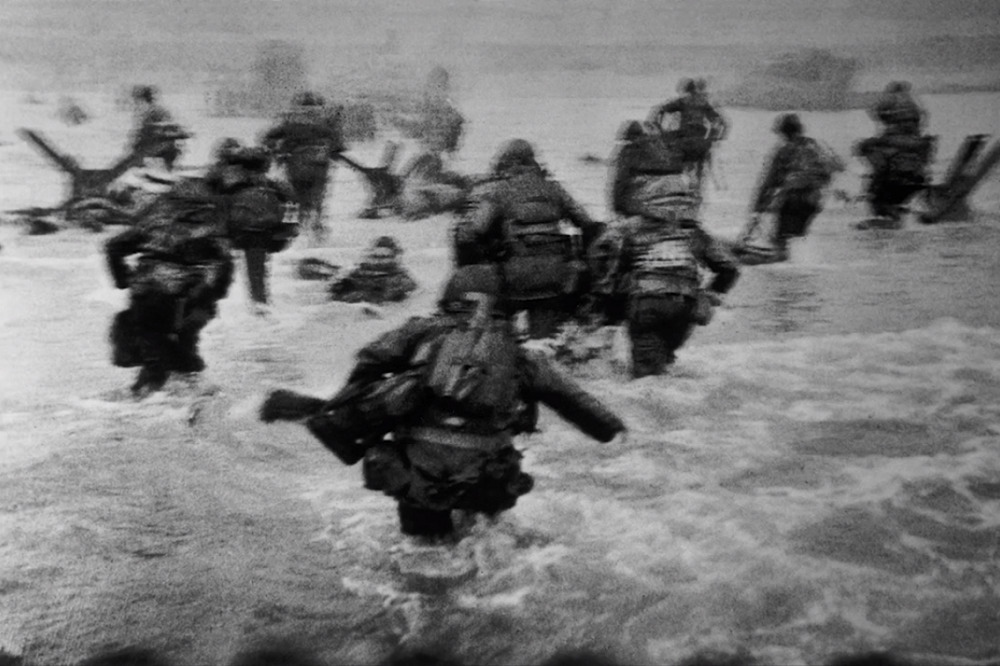 著名戰地攝影師卡帕捕捉諾曼第登陸瞬間。（翻攝自YouTube）