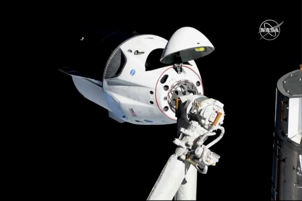 美國NASA與SpaceX合作的太空艙3日順利與國際太空站對接。（湯森路透）