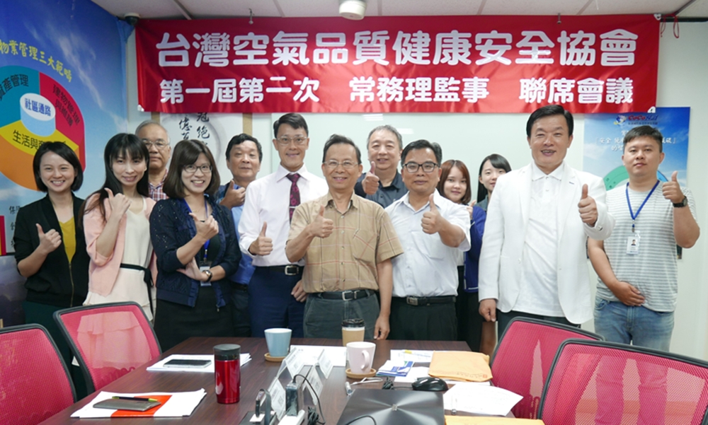 沈世宏理事長(中)率領的團隊，致力於醫療環境的空汚治理改善。（圖片來源：台灣空氣品質健康安全協會）