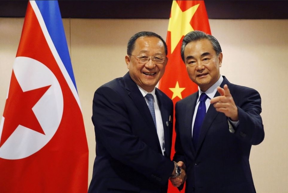中國外交部長王毅（右）與北韓外交部長李勇浩（左）。（美聯社）