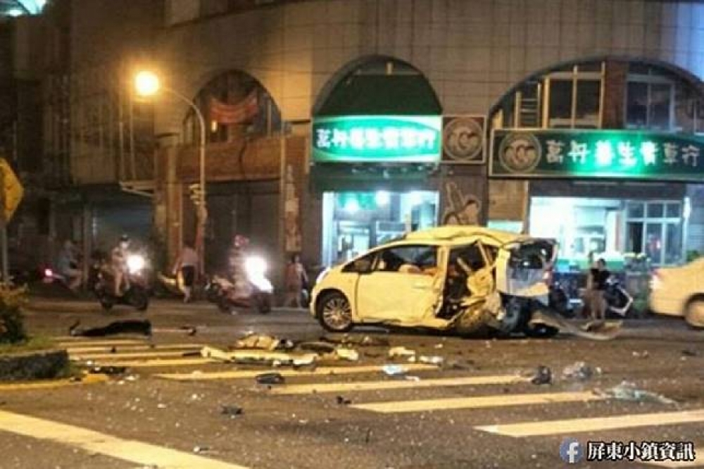 此次車禍共造成3死7傷，其中由37歲楊姓男性所駕駛的白色自小客車受創最嚴重。（翻攝自屏東小鎮資訊網）