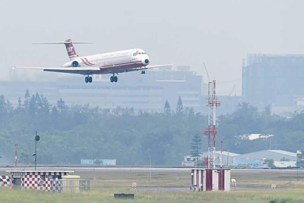 天鴿颱風已離開台灣，但轉向香港，台灣23日部分前往港澳班機有異動。（資料照片）