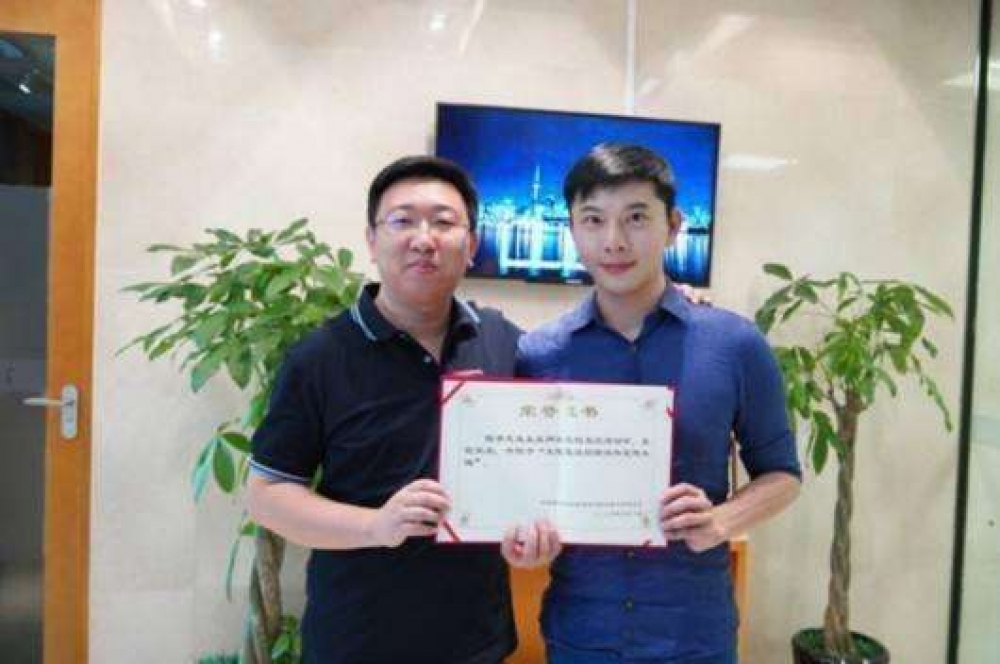  陳孝志(右)榮幸自己獲海外文化宣傳大使 榮譽證書。（圖／陳孝志提供）