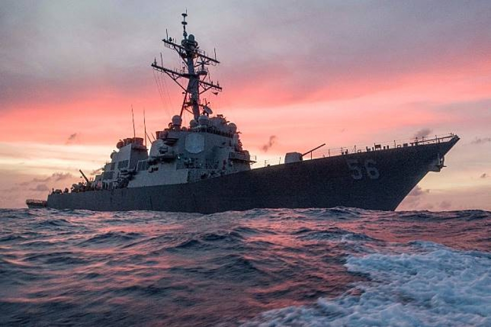 美國驅逐艦馬侃號在麻六甲海峽與商船擦撞，目前已造成5人受傷10人失蹤。（美聯社）