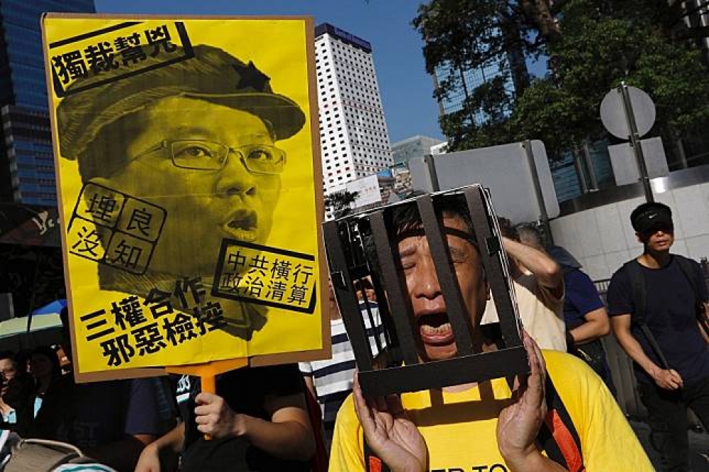 逾萬香港民眾20日上街頭，聲援黃之鋒、羅冠聰與周永康。（湯森路透）