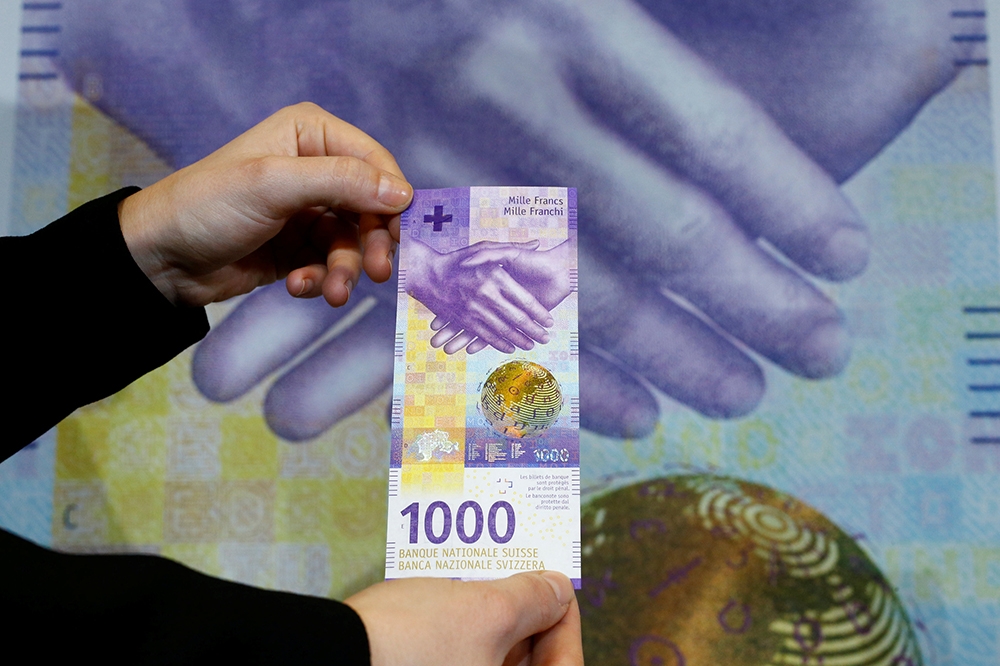 瑞士發行全新1000元鈔票，為全球第二大面值鈔票。（湯森路透）