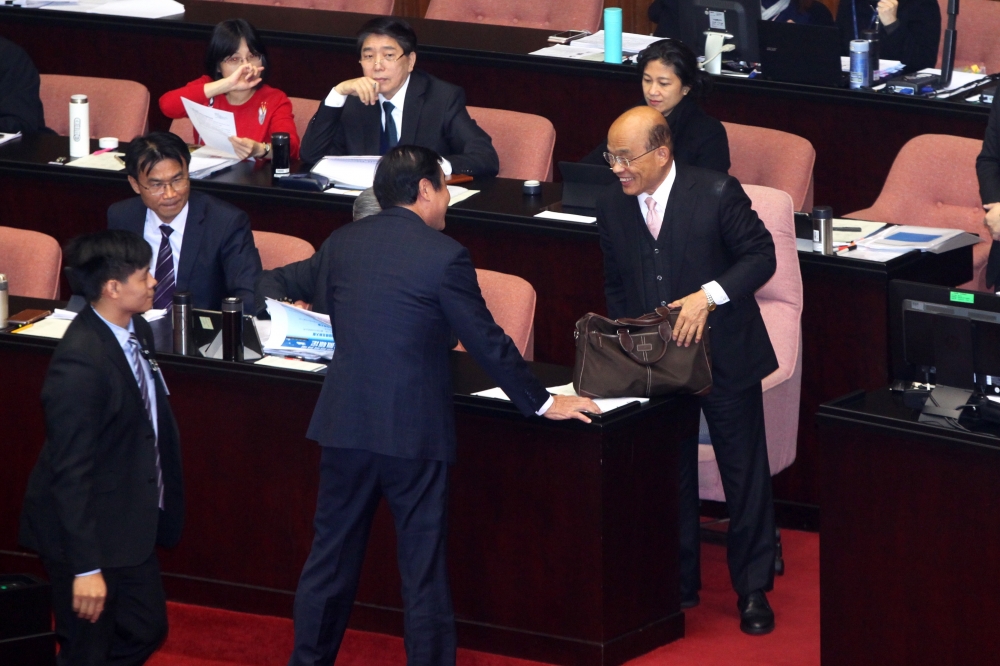 針對高雄市長韓國瑜的「撒錢說」，蘇貞昌8日反擊，「原來國民黨當初快倒的時候，就是到處撒錢。」（攝影：張哲偉）