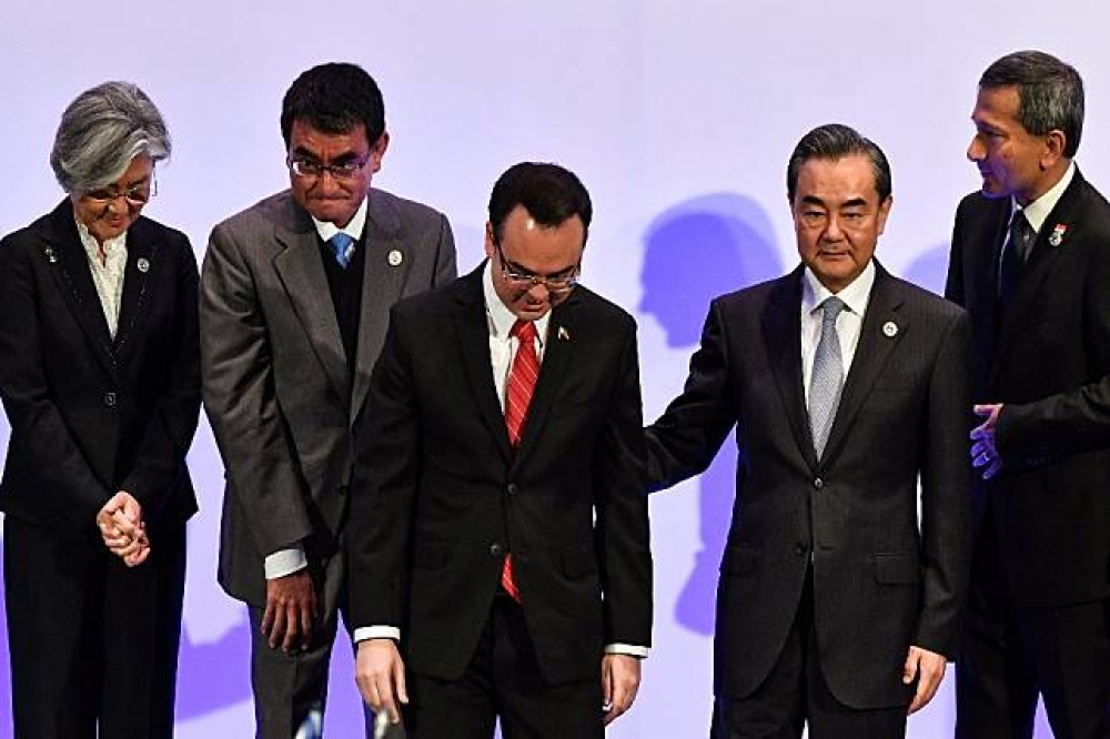 南韓外長康京和（左）、日本外務大臣河野太郎（左二）和中國外長王毅（右二）。（湯森路透）