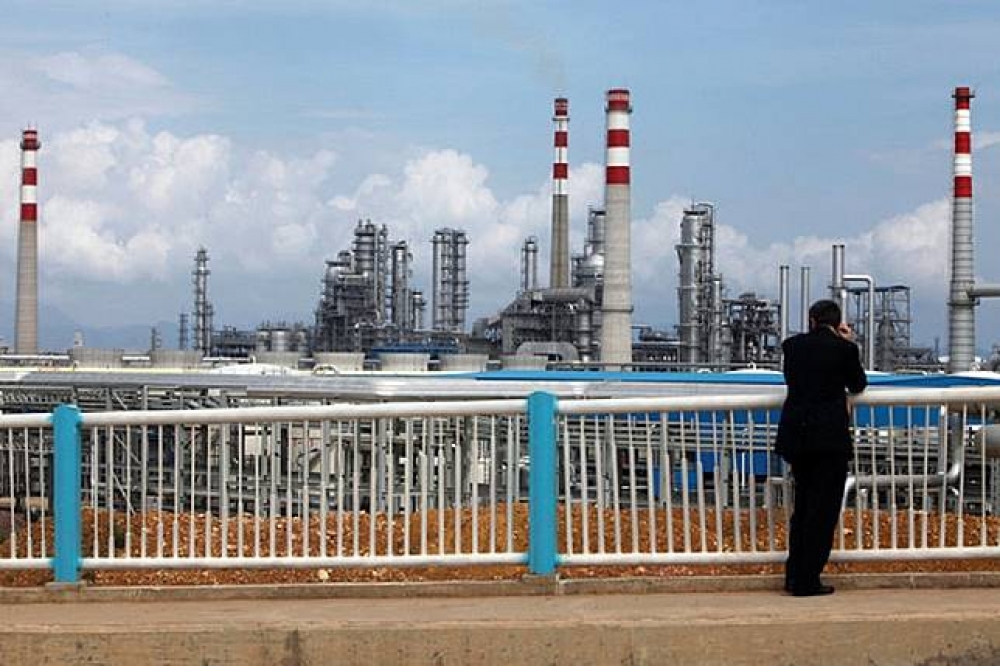 《路透》（Reuters）4日報導，中國將成為全球最大石油進口國，不僅在亞洲扮演市場最重要角色的地位更加鞏固，對亞洲燃料交易的主宰力量也將日益提升。圖為位於中國惠州的煉油廠。（湯森路透）
