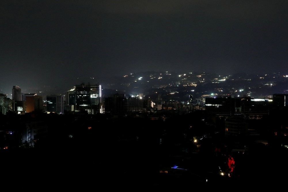 7日委內瑞拉首都卡拉卡斯爆發大停電。（湯森路透）