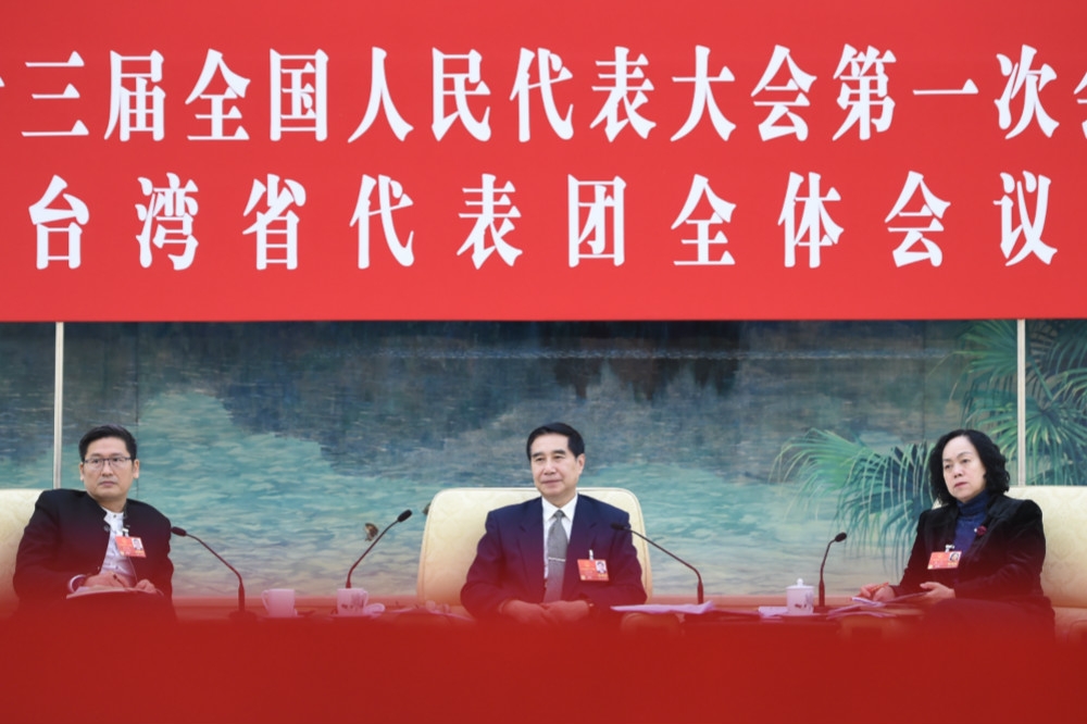 中國全國人大「台灣省代表團」9日召開媒體接待會。中央坐者為團長黃志賢、左側為代表之一的符之冠。（中新社）