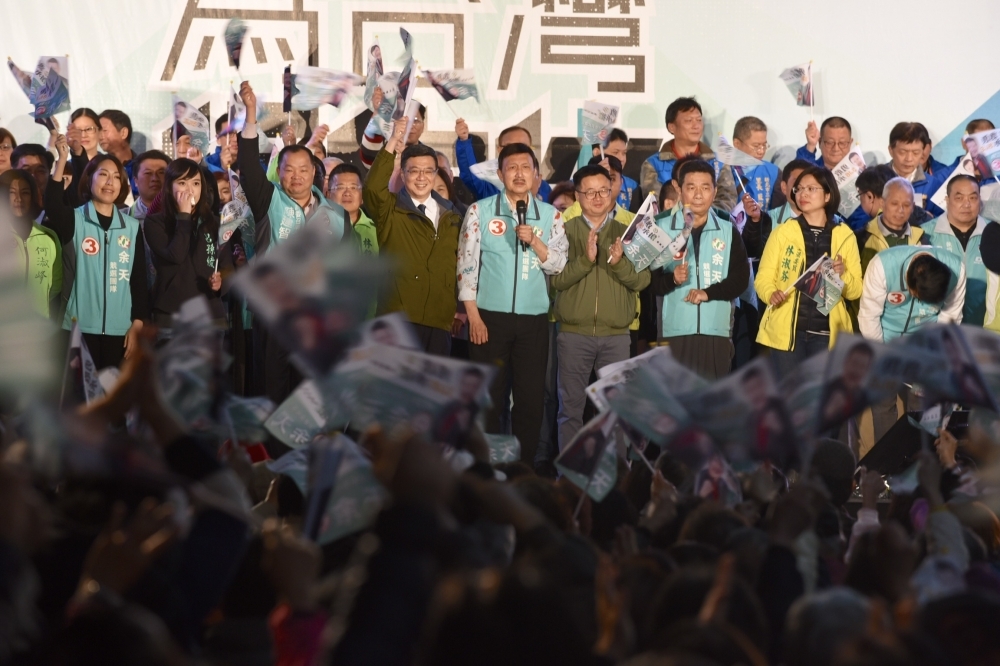 本週六立委補選投票日，民進黨全黨動起來，不再僅限於在三重選區走動，雙北立委、議員幫余天全面拜票。圖為10日余天造勢晚會。(攝影：張文玠)