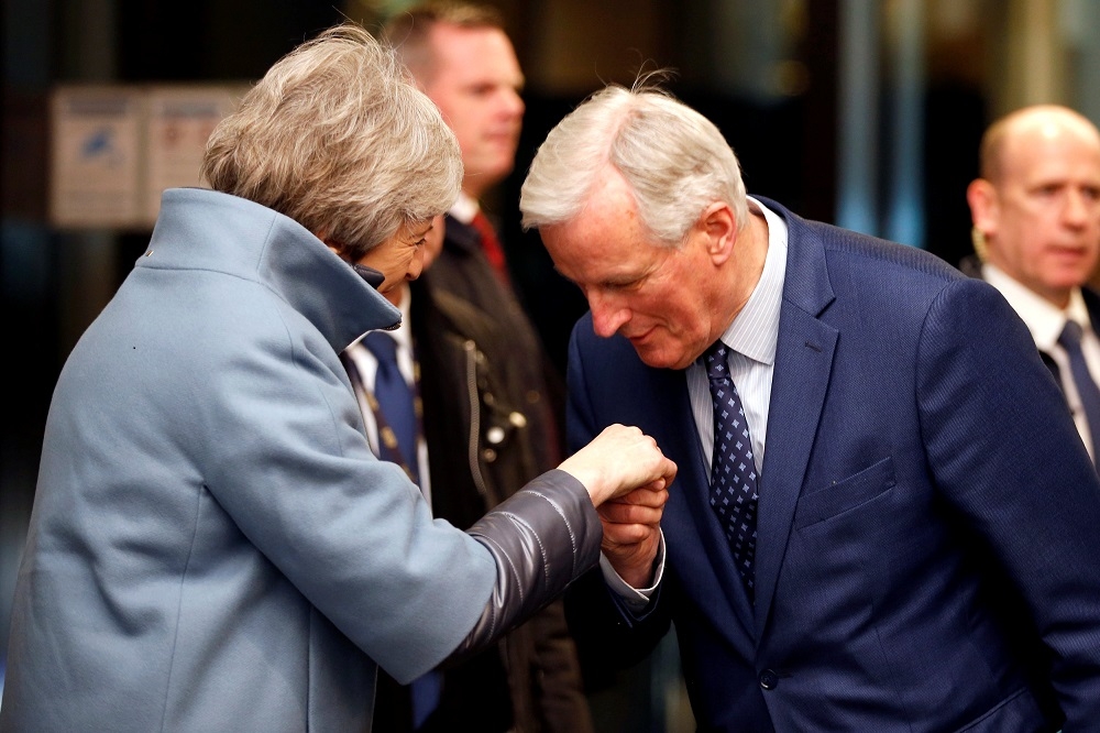 英國首相梅伊與歐盟執委會主席容克。（湯森路透）