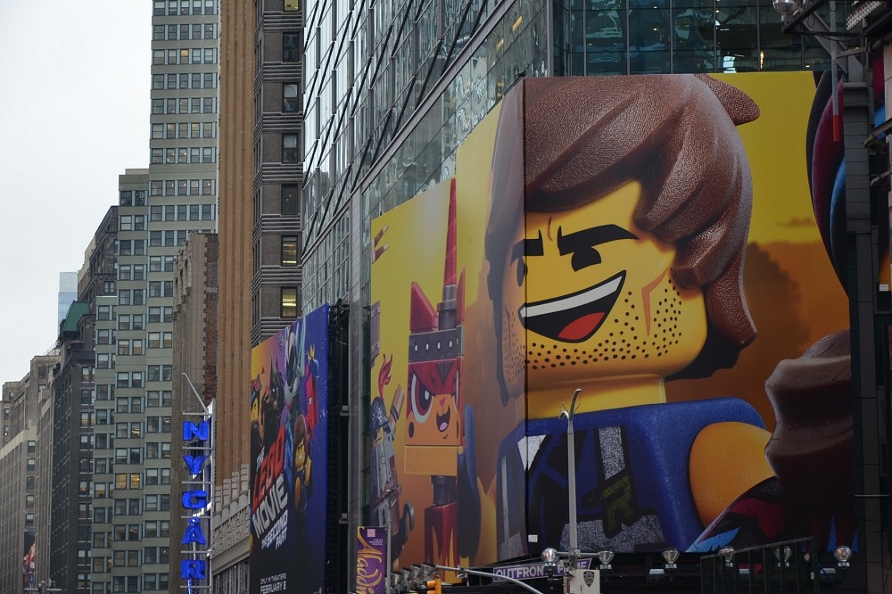 美國的「肌力」確實驚人的，曼哈頓路口動輒幾丈高的大型廣告牆，似乎就為說明這一切。（攝影：李濠仲）