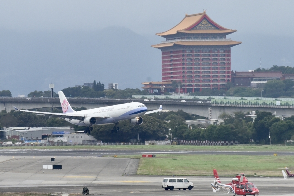 9日中華航日一架波音747-400客機，因沖繩那霸機場天候不佳返航，又因低油量問題宣告Mayday，所幸最終順利降落，人員均安。（資料照片／張文玠攝）