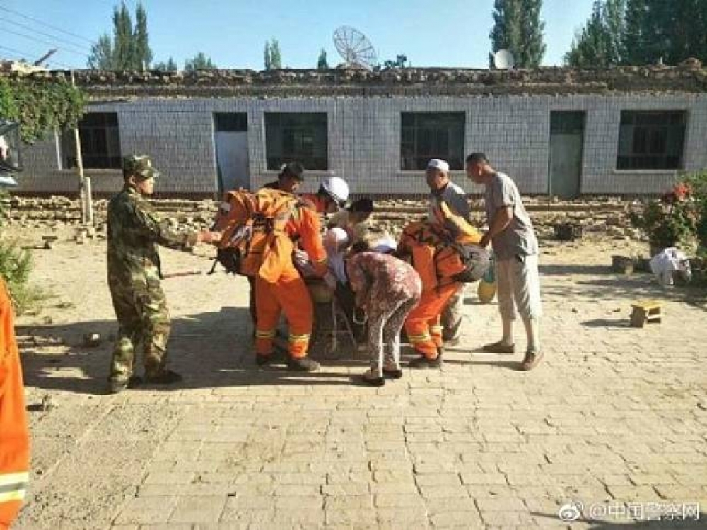 中國四川規模7.0地震發生至此還不到12小時，新疆7時又傳規模6.6地震，消防官兵緊急到場救援。（圖取自中國警察網）