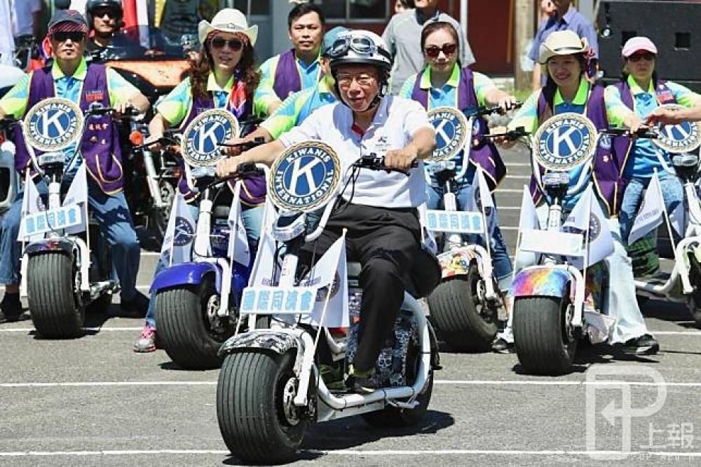 台北市長柯文哲9日出席活動時，騎乘小哈雷機車入場。（攝影：李隆揆）