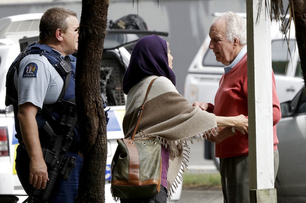 紐西蘭當地時間15日下午1點，在基督城清真寺發生槍擊案，據了解，目前已有27人死亡，3男1女疑為槍手嫌犯被捕。（圖片取自美聯社）