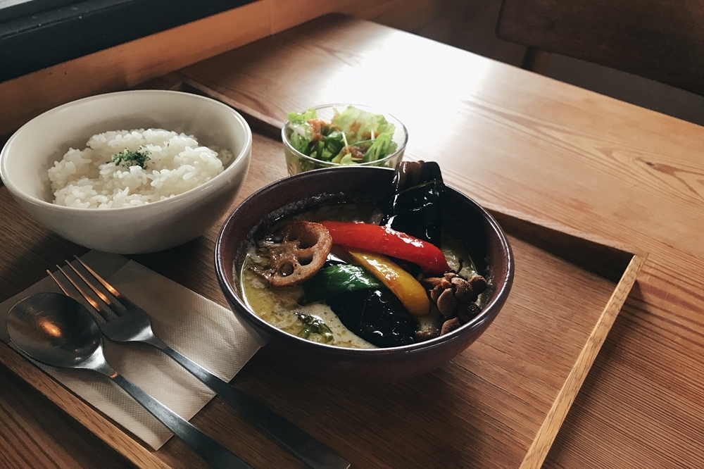一碗美妙的湯咖哩，可以吃到北海道的豐饒物產。（攝影：黃映嘉）