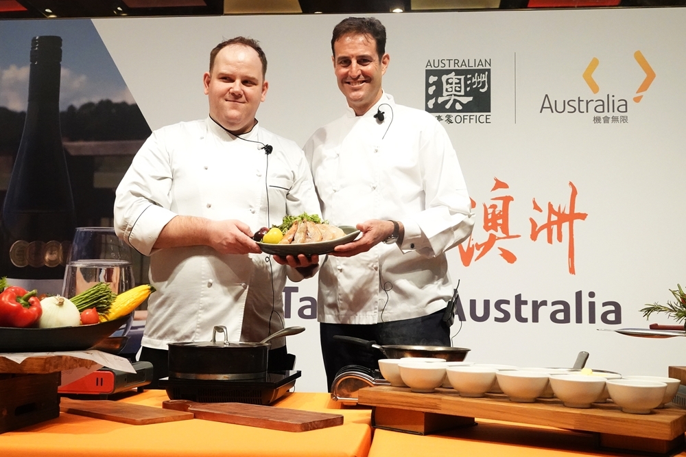 澳洲名廚哈雷格拉赫（左）與澳洲駐台代表高戈銳合作示範4道用澳洲食材製作的特色料理（攝影：羅佳蓉）