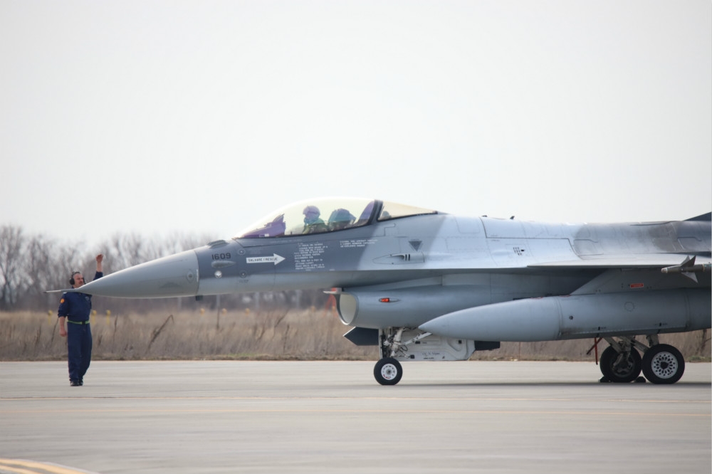 羅馬尼亞首批12架F-16戰機之一。（圖片取自羅馬尼亞國防部）