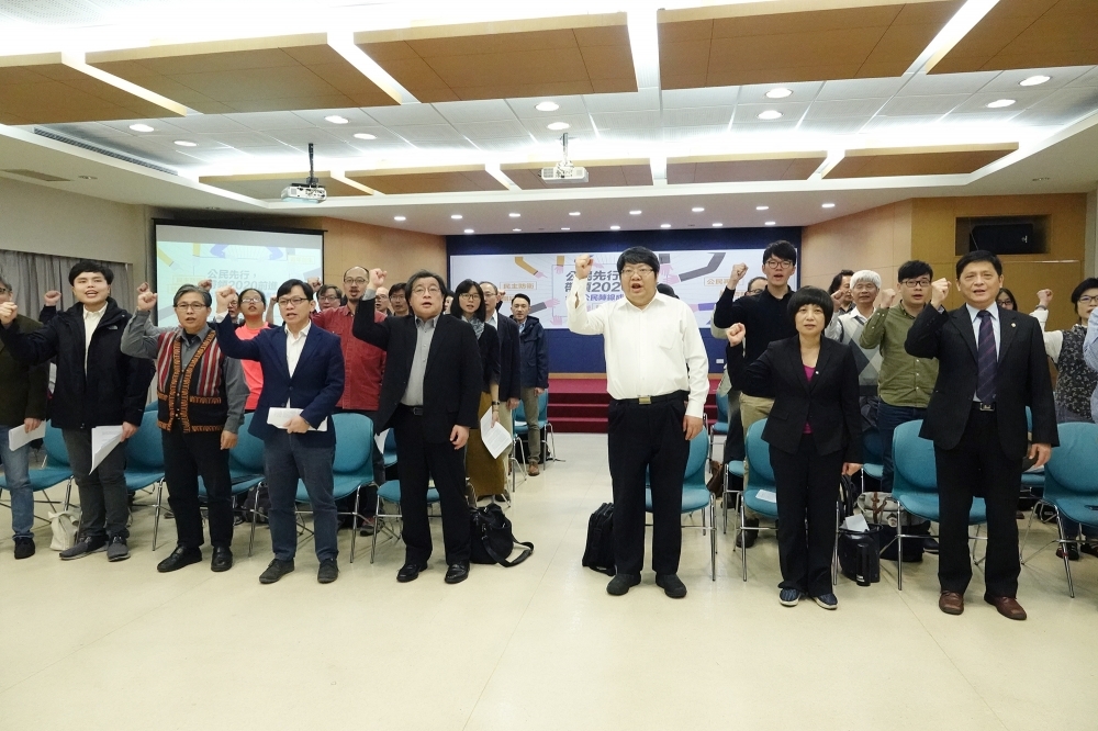 76名學者、公民運動者今共同組成「台灣公民陣線」。針對2020年總統大選、國家發展願景提出公民政綱，凝聚台灣共同體。（攝影：羅佳蓉）