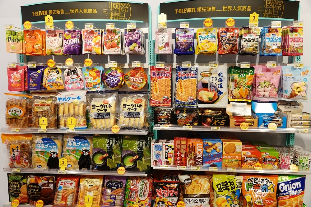 引進國人最喜歡的旅遊地：日本、韓國、泰國的最夯零食。（攝影：羅佳蓉）